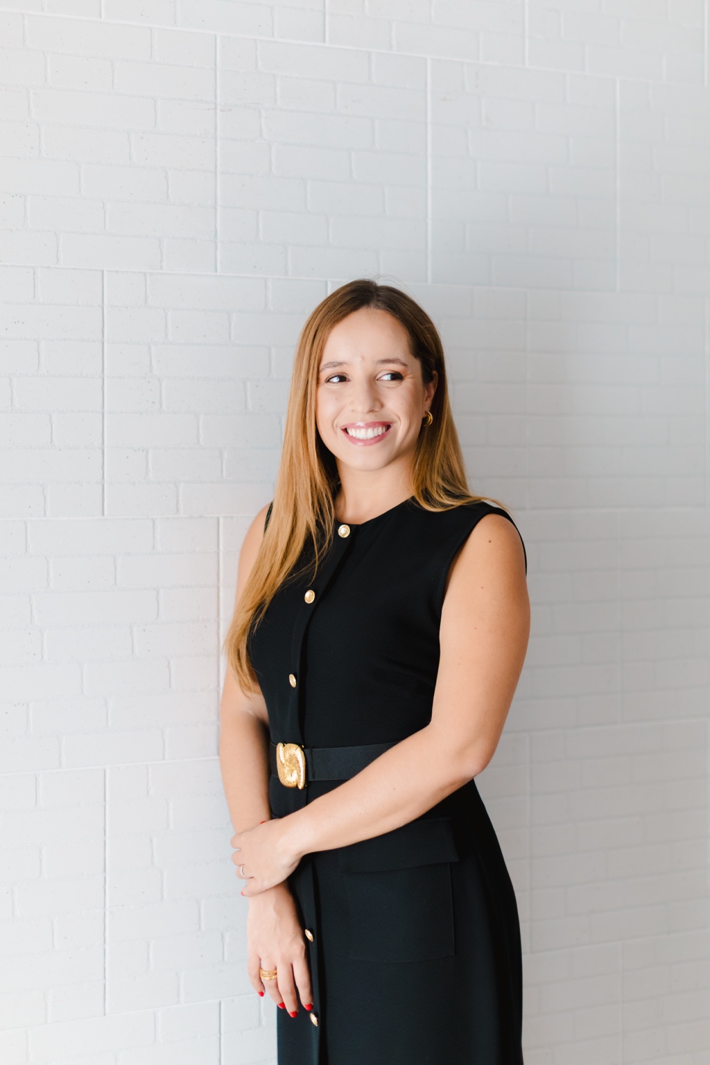 Dra. Ana Almeida Vieira de vestido preto, na sua sessão fotográfica